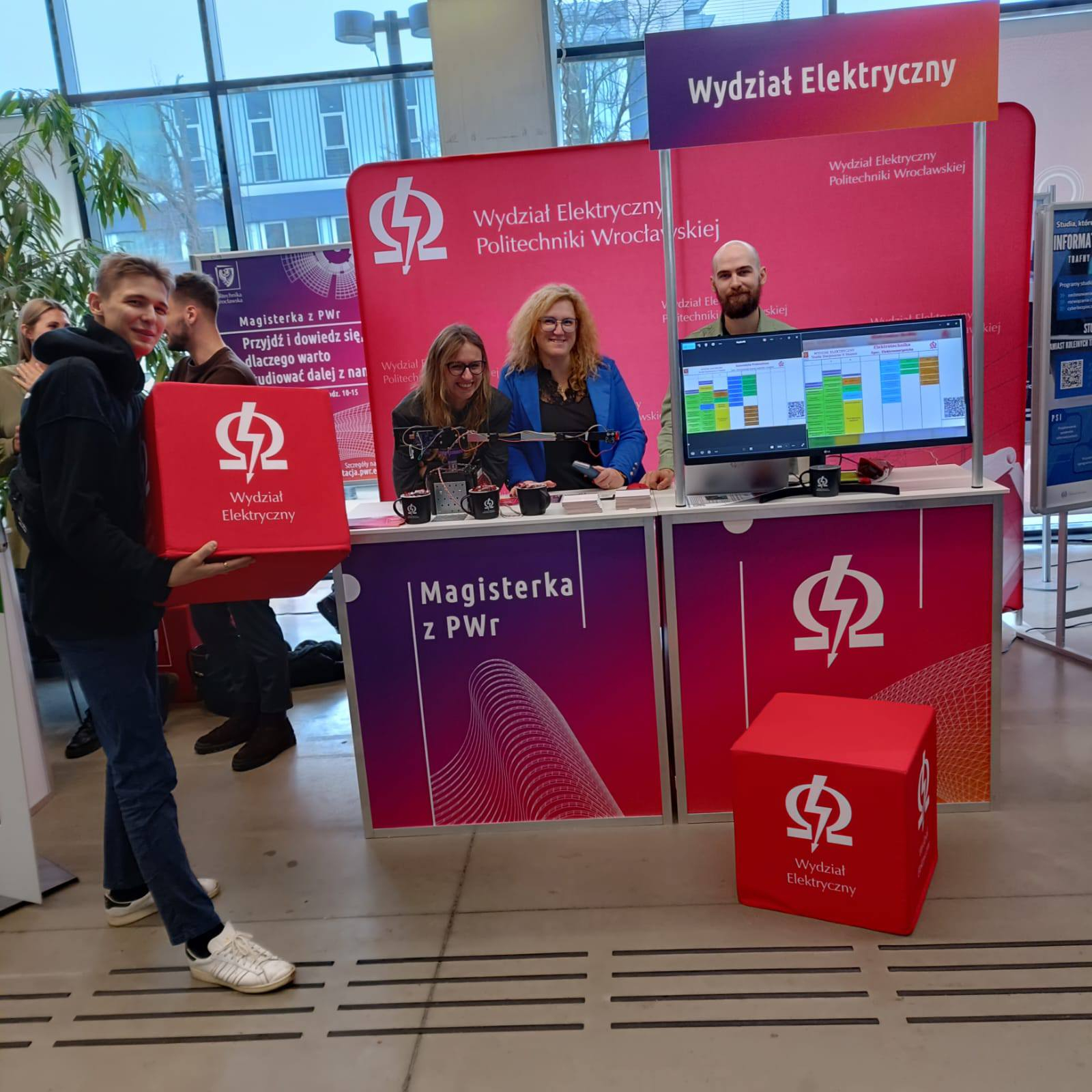 Przedstawiciele W5 w budynku C13