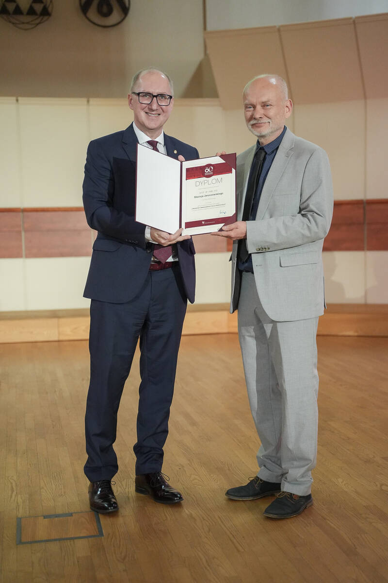 Prof. Jaroszewski oraz Rektor Politechniki Wrocławskiej wręczający dyplom